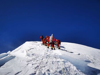 Científicos chinos en la cumbre del Everest, donde instalaron equipos para medir su altura exacta.