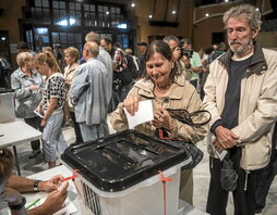 Personas votando emocionadas en el referéndum de Catalunya del 1 de octubre de 2017.