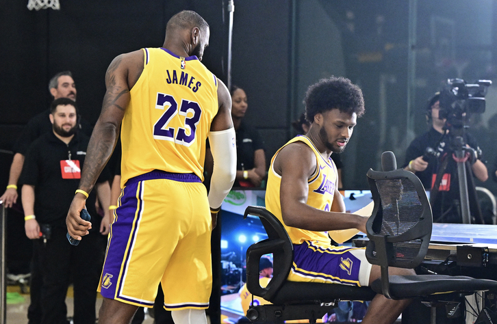 LeBron James y su hijo Bronny, durante la jornada de puertas abiertas de la NBA.