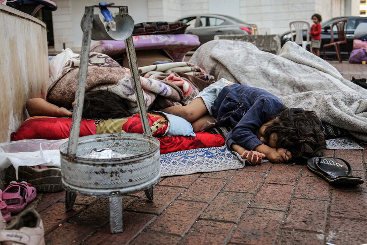 Menores lilbaneses con sus familias desplazados por la agresión israelí dormían este lunes sobre los pavimentos en Beirut.