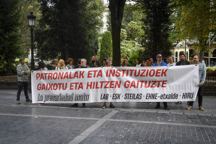 Representantes de Hiru, LAB, Steilas, ESK y EHNE se han concentrado frente a la Diputación de Gipuzkoa.