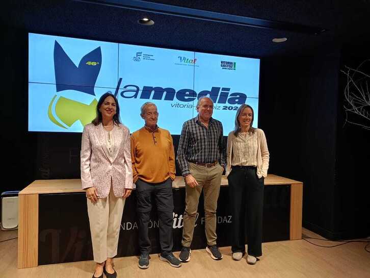 Participantes en la presentación de la Media Maratón de Gasteiz 2024.