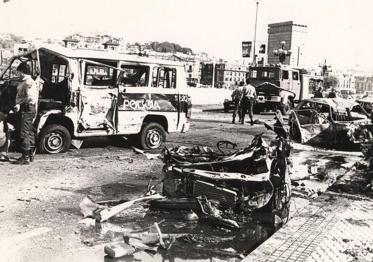 Atentado con coche bomba contra la Policía española en Donostia, en el año 1987.