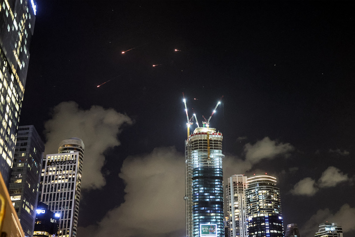 Misiles lanzados por Irán e interceptados por Israel sobre el cielo de Tel Aviv.