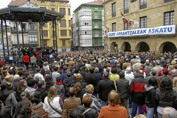 Concentración en Bermeo para exigir la libertad de los marineros del Alakrana secuestrados.