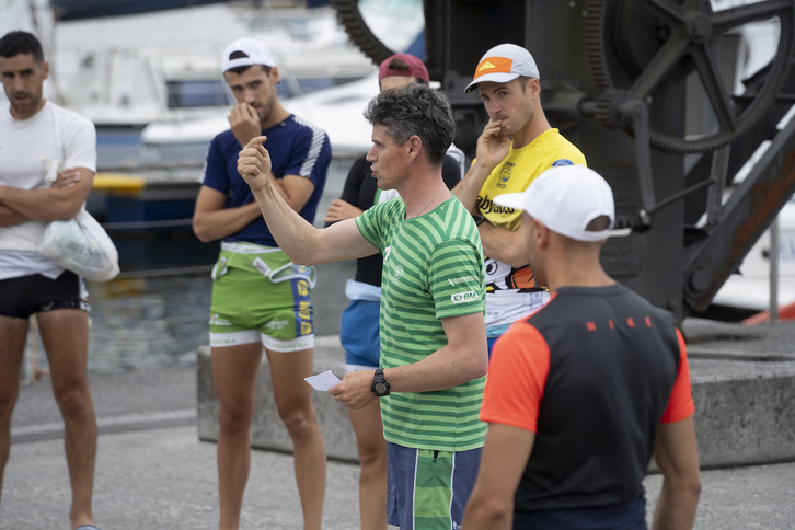 Mikel Orbañanos da instrucciones a los remeros de Hondarribia este pasado verano.