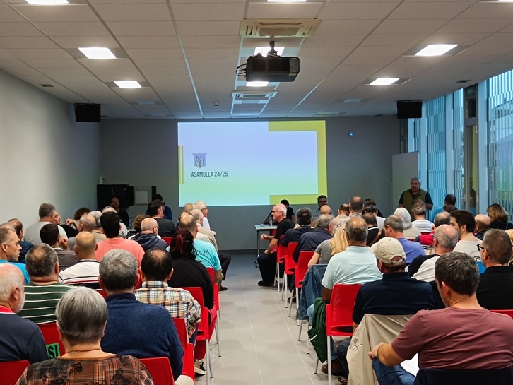 Un momento de la Asamblea General Ordinaria del Club Deportivo Bidasoa