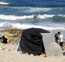 Libaneses se refugian en la zona costera de Beirut tras huir de los barrios del sur.