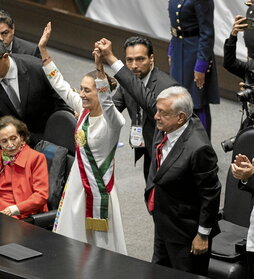 Claudia Sheinbaum y Andrés Manuel López Obrador saludan tras la ceremonia.