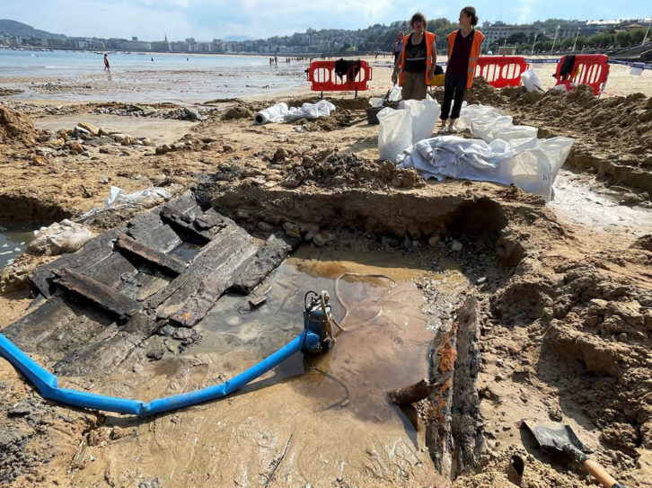 El pecio del siglo XV, de 14 metros de eslora, seguirá en el arenal donostiarra tras realizarle un tratamiento de protección.