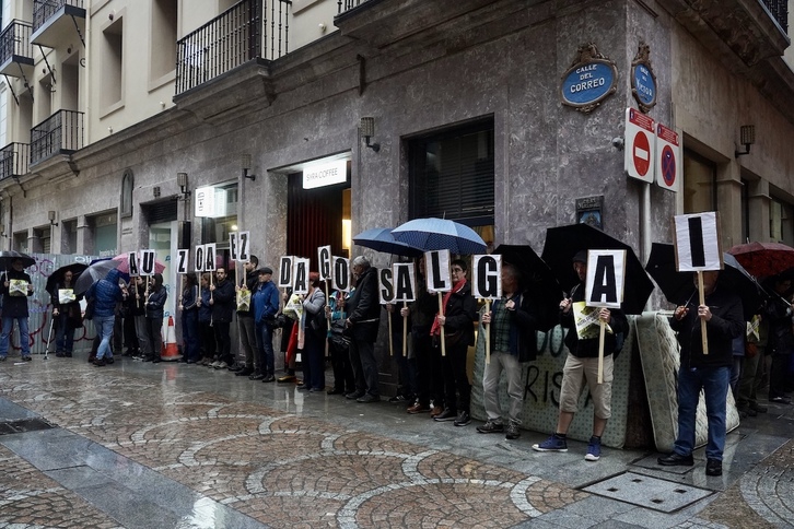 Los manifestantes han rodeado el nuevo hotel abierto en la calle Correo.