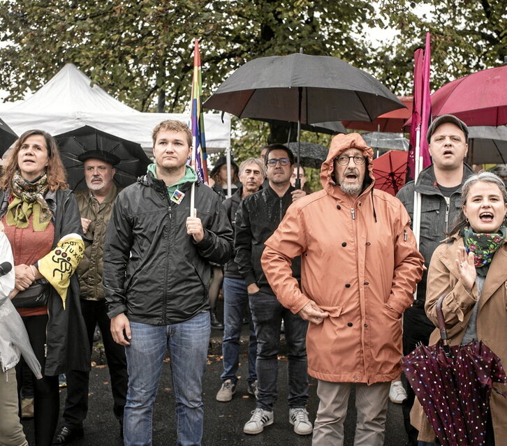 Una nutrida concentración mostró su apoyo a las siete personas arrestadas en Hendaia.