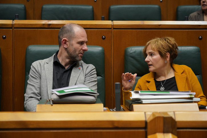 Gari Mujika conversa con Rebeka Ubera en un pleno anterior.