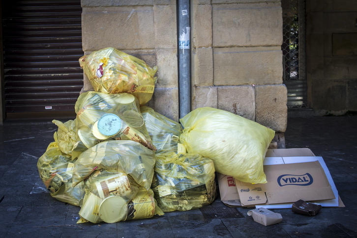 Un montón de basura en una calle de Donostia.