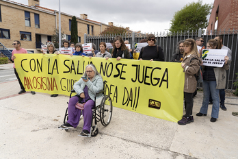 María Elena Escudero, junto a miembros de LAB, a las puertas del colegio Mendigoiti de Mendillorri.