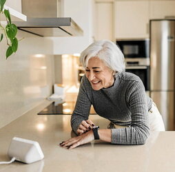 Alexa edo Google Home bezalako ahots-laguntzaileek adineko pertsonen bakardade sentimendua arindu dezakete.