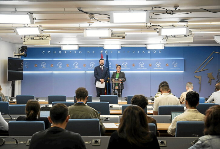 La comparecencia de Mertxe Aizpurua y Jon Iñarritu causó gran expectación en la sala       de prensa del Congreso.