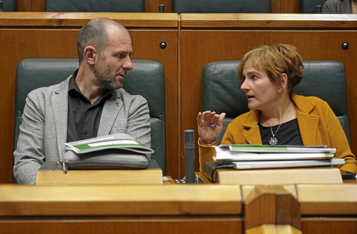 Gari Mujika conversa con Rebeka Ubera en un pleno anterior.