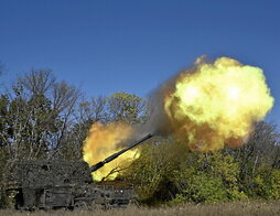 Fuego artillero ucraniano para resistir el avance ruso en el frente de Donetsk.