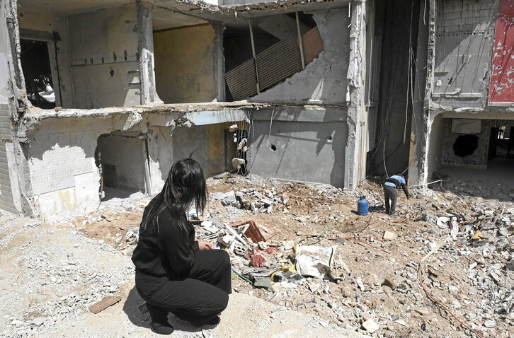 Salma Debs visita el lugar en el que un ataque israelí que mató a su hermano y combatiente de Hizbulah, Ali Muhammad, en Nabatieh.