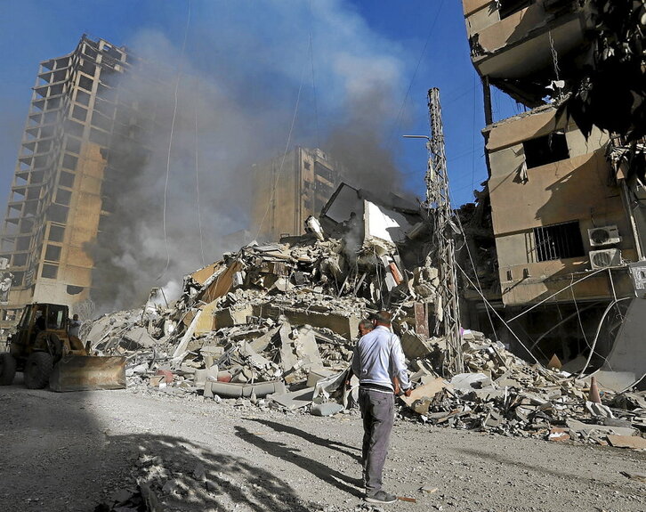 Dos hombres, en una zona de Beirut bombardeada por el Ejército israelí.