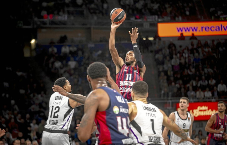 Un triple a tablero de Trent Forrest fue el punto de inflexión de la remontada del Baskonia.