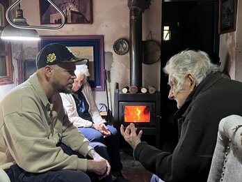 El expresidente uruguayo José “Pepe” Mujica en su casa junto al cantante puertorriqueño Residente.