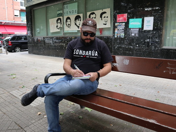 El periodista Santi Escribano reúne historias de rock y de política. 