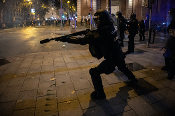 Policías disparan pelotas de goma en una protesta en noviembre del año pasado en Madrid.