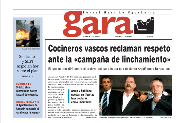 Portada de GARA del 19 de octubre de 2004, con Subijana y Arzak a las puertas de la Audiencia Nacional.