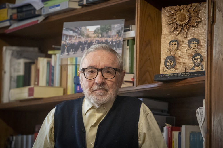 El abogado, Miguel Castells, en su despacho de Donostia.