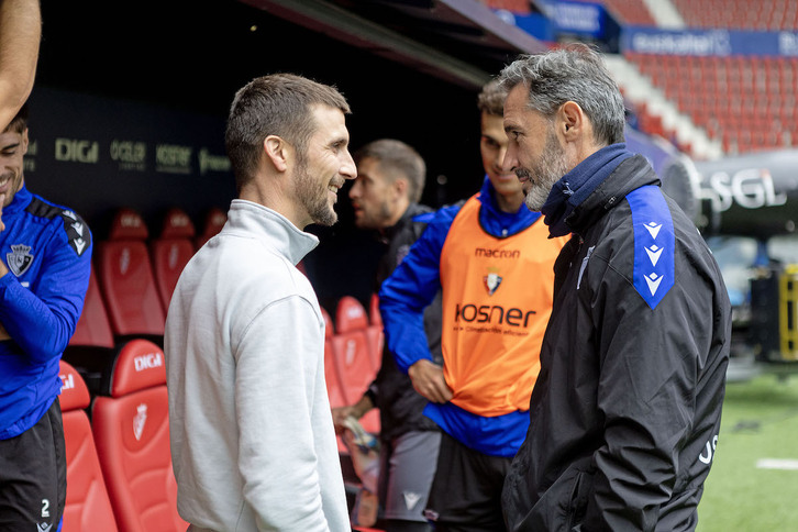 Vicente Moreno charla con Oier Sanjurjo, quien realizó una visita a la plantilla durante el entrenamiento a puerta cerrada del jueves en El Sadar.