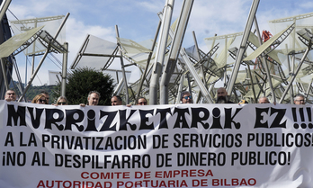 Concentración de representantes sindicales en el exterior del palacio Euskalduna.