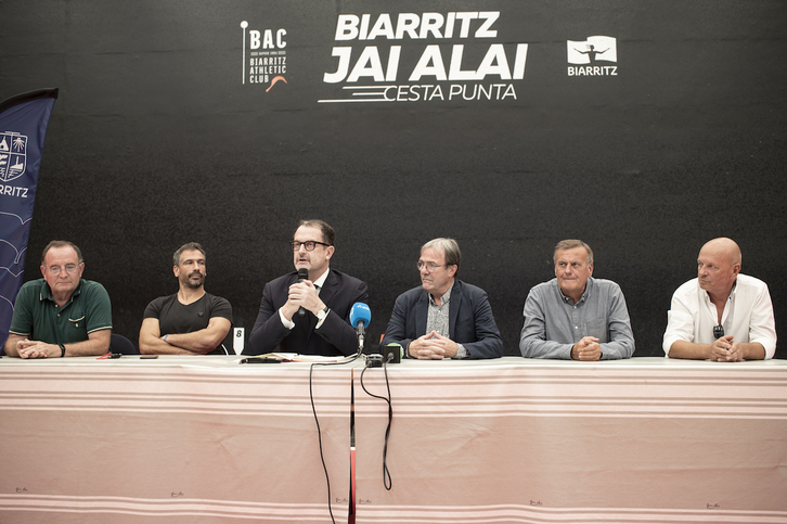 Miembros de la FIPV, con el presidente Cazaubon al frente, en una comparecencia en el Mundial de 2022 en Biarritz.