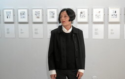 La escritora y premio Nobel Herta Müller posa ante sus collages.