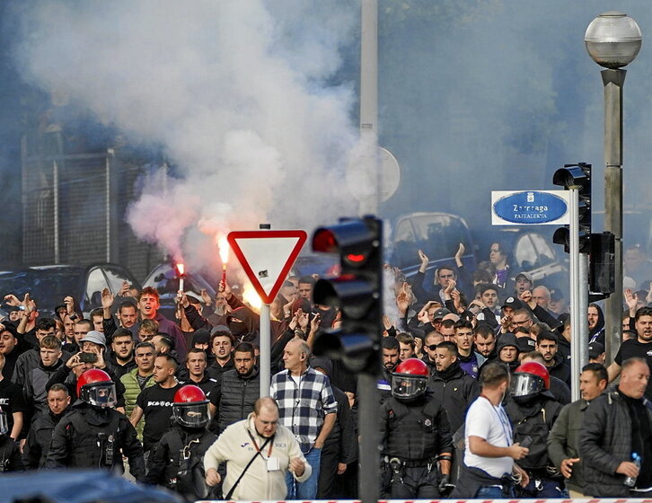 Los ultras del Anderlecht se pasearon por el centro de Donostia exhibiendo bengalas.