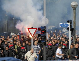 Los ultras del Anderlecht se pasearon por el centro de Donostia exhibiendo bengalas.