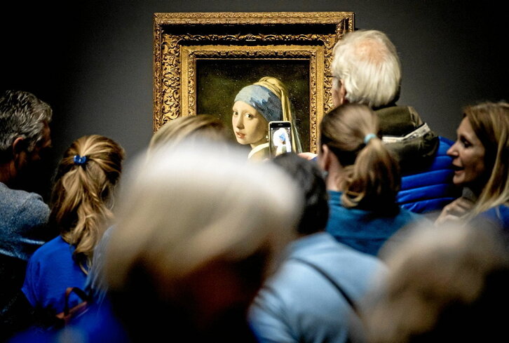 Visitantes del museo Mauritshuis ante el cuadro pintado por Johannes Vermeer.