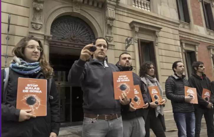 Aingeru Zudaire, vecino de Atarrabia gravemente herido por un pelotazo, junto a miembros de Stop Bales de Goma en el Parlamento navarro.