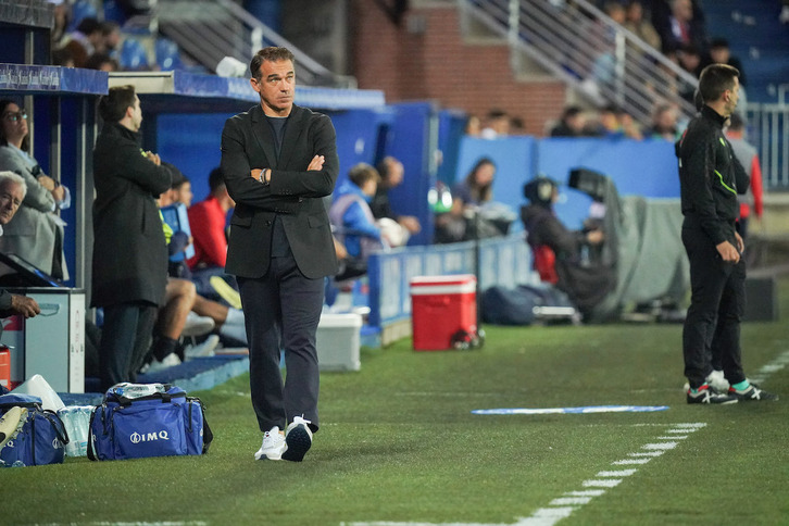 Luis García Plaza, que cumplirá 100 partidos con el Alavés, vuelve al calor de su afición para recibir al líder Barça.