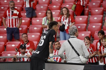 Ante las ausencias de Unai Simón y Agirrezabala, Álex Padilla será el portero titular en Girona.