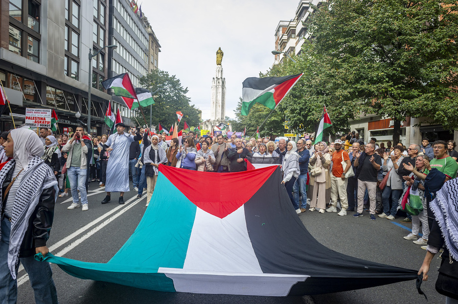 Una gran bandera palestina ha acompañado a la ikurriña en la cabeza de la marcha de Bilbo.