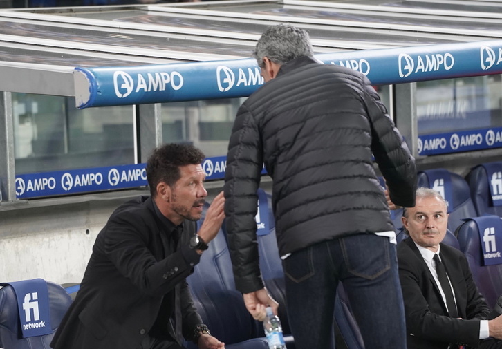 Imanol saluda a Simeone en un Real-Atlético en Anoeta.