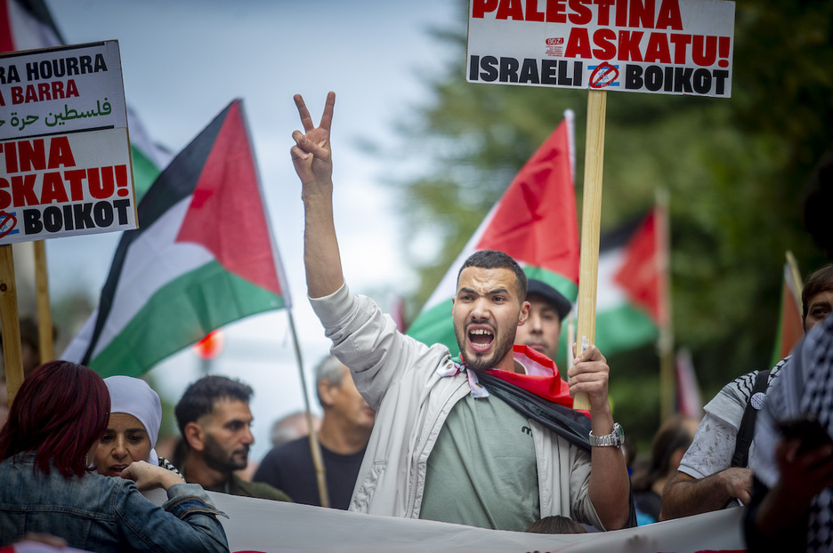 Un palestino hace el signo de la victoria en la manifestación de Bilbo.