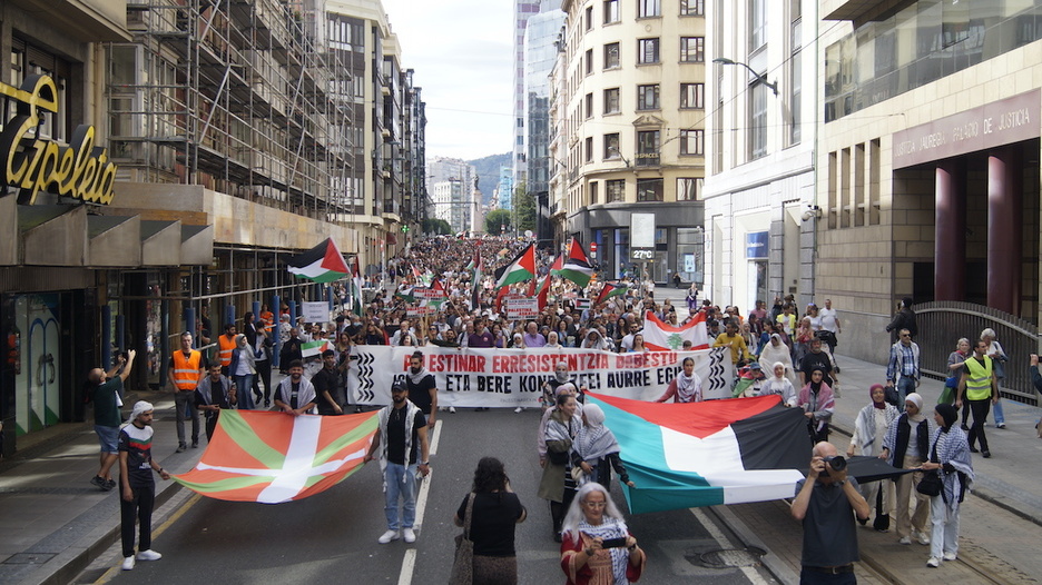 La manifestación de Bilbo a su paso por la calle Buenos Aires.