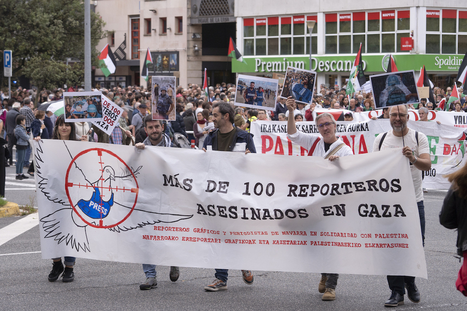 Pancarta en denuncia de los reporteros que ha matado Israel en Gaza.