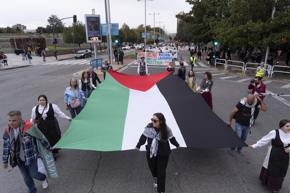 Como en Bilbo, una gran bandera palestina abría la movilización.