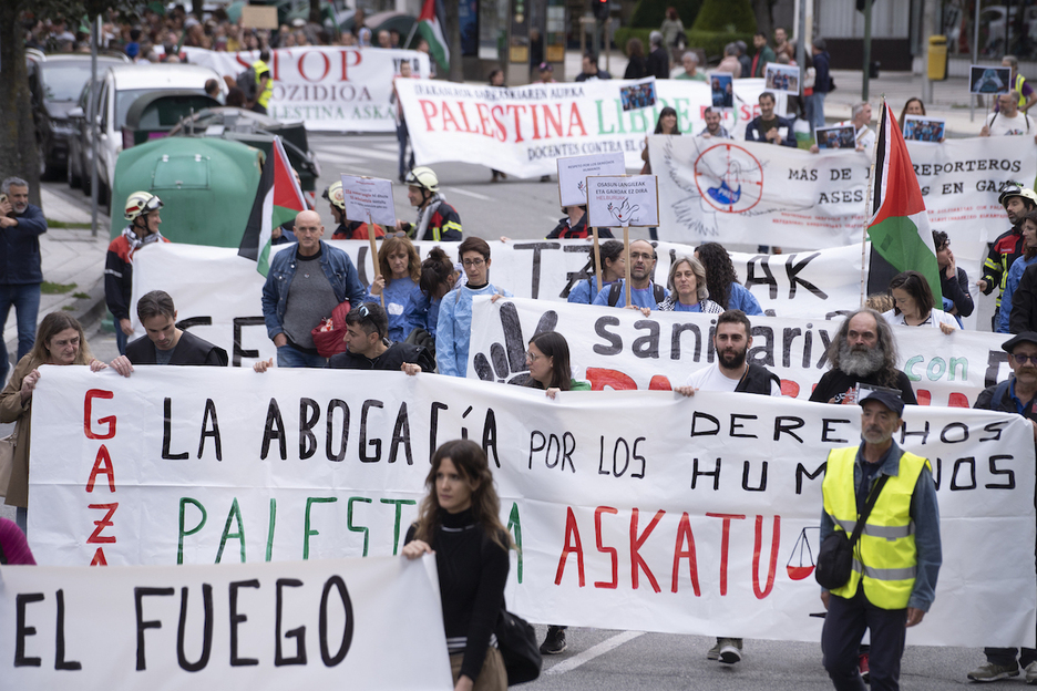 Distintas pancartas en la marcha de Iruñea.