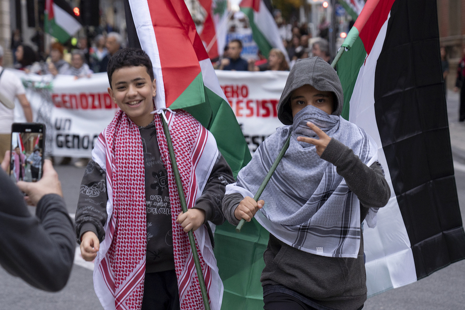 Dos niños la kufiya palestina en la marcha de Iruñea.