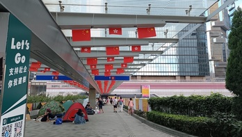 Cada domingo, el centro de Hong Kong se convierte en punto de encuentro de Decenas de miles de filipinos y de otras nacionalidades.